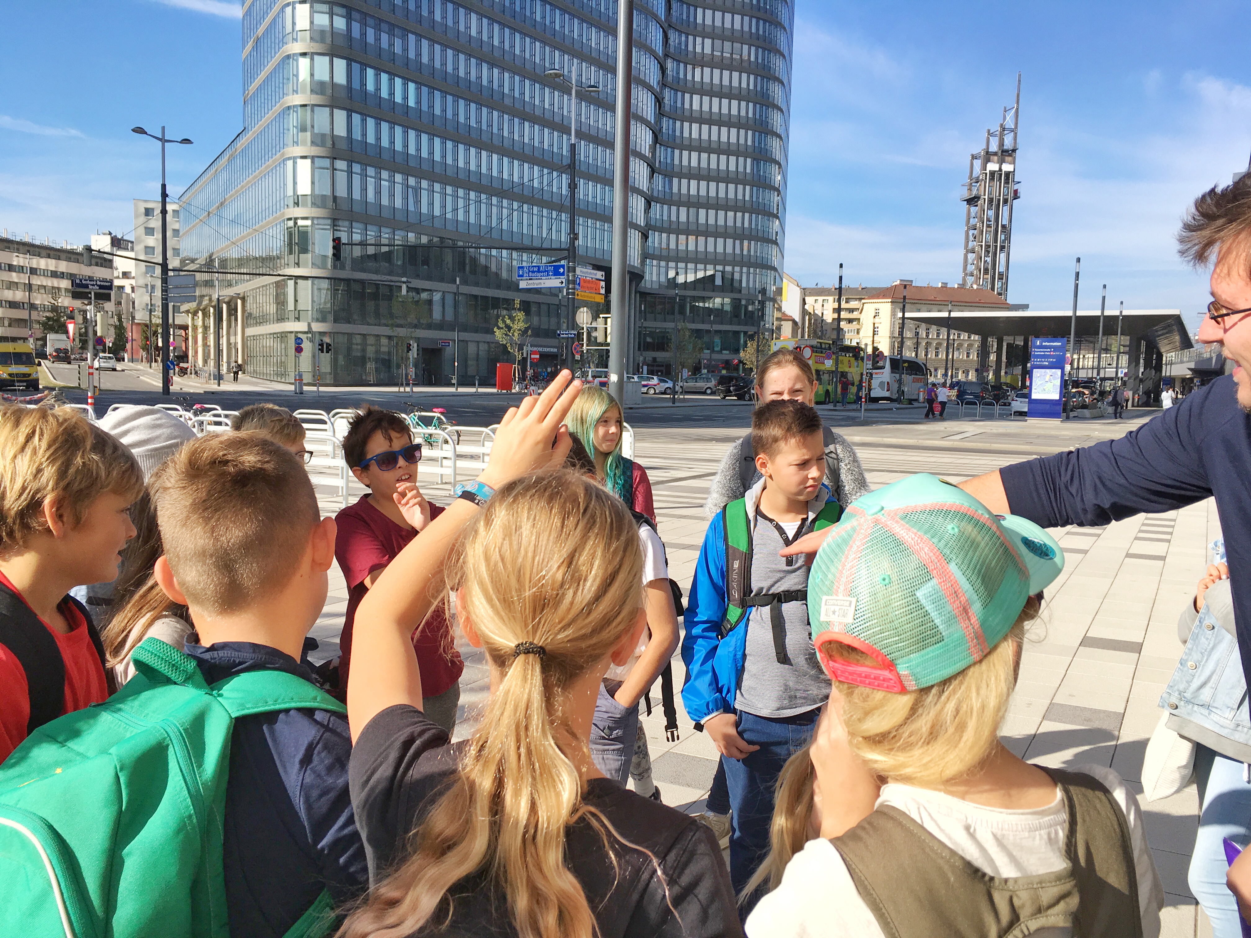 SHADES TOURS Guide, Robert mit einer Schulklasse